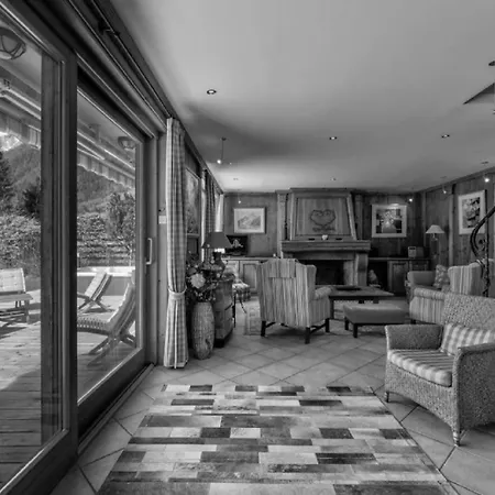 Chalet With Sauna And Outdoor Jacuzzi Δωμάτια σε οικογενειακή κατοικία