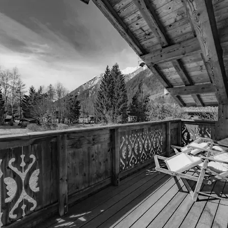 Chalet With Sauna And Outdoor Jacuzzi Δωμάτια σε οικογενειακή κατοικία *