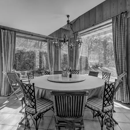 Chalet With Sauna And Outdoor Jacuzzi Δωμάτια σε οικογενειακή κατοικία